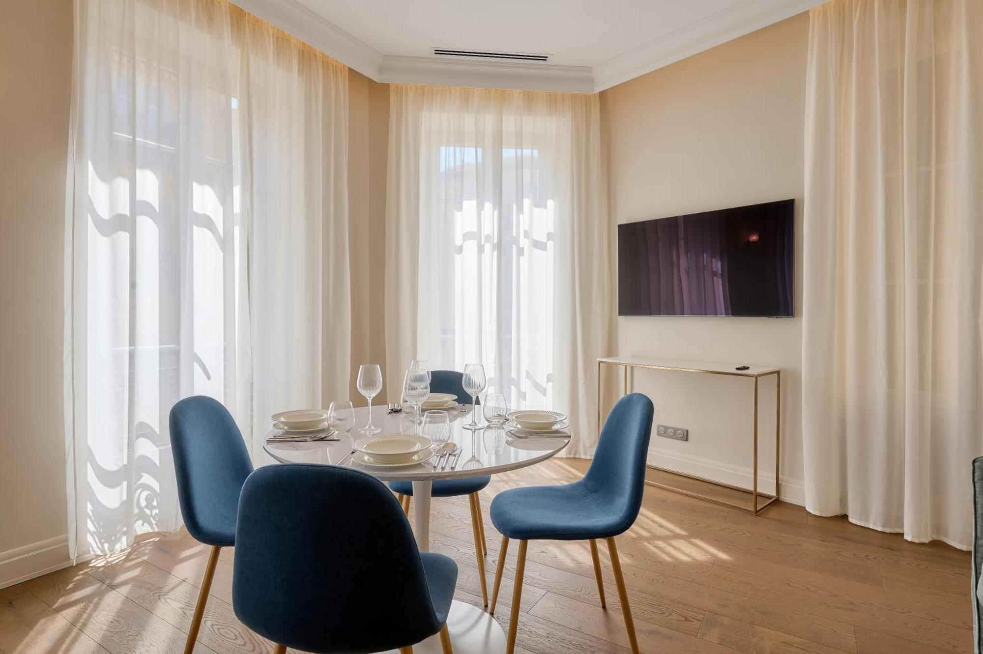 9 Alberti Centre *