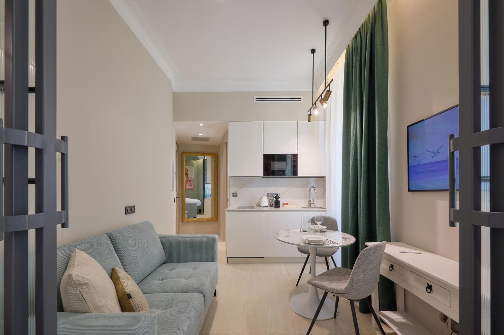 9 Alberti Centre *