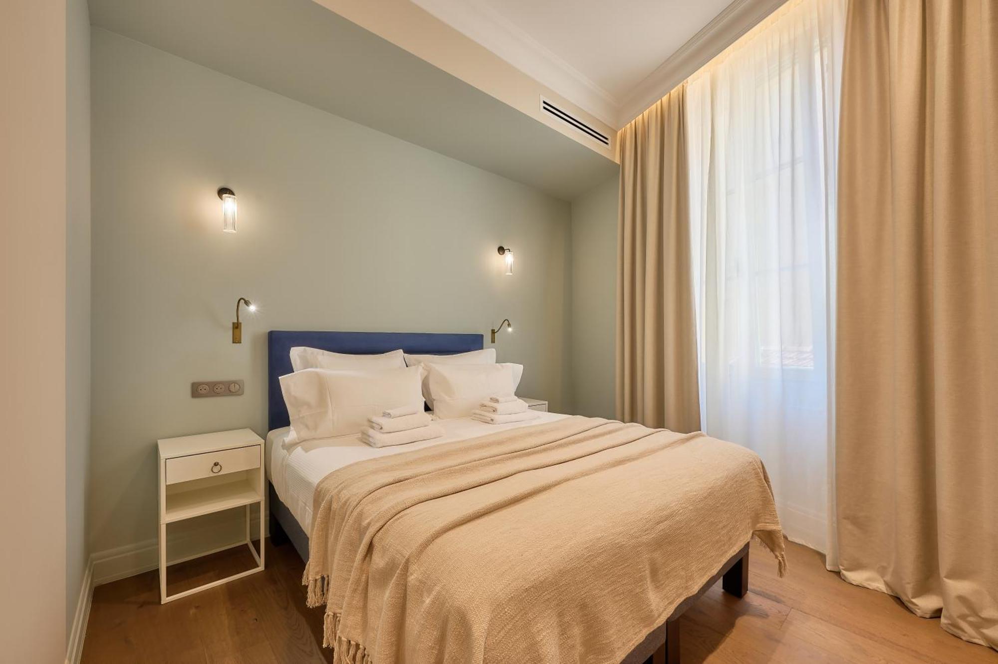 9 Alberti Centre *